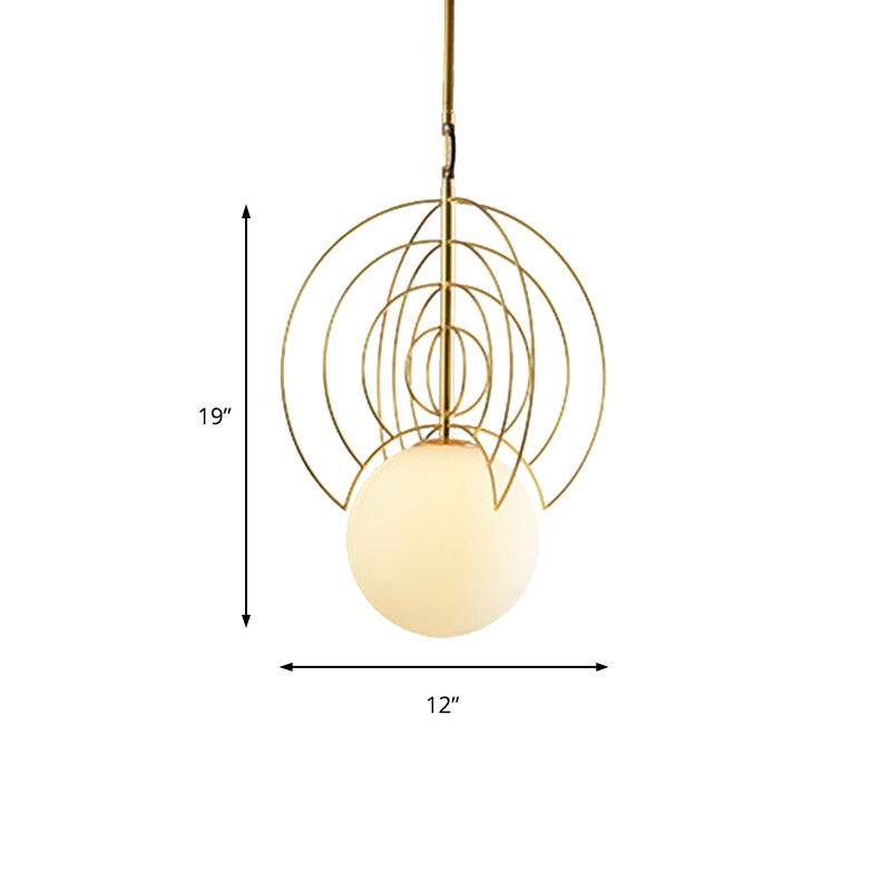 Lámpara colgante de orbe de vidrio de leche con anillo de alambre 1 cabezal de suspensión contemporánea Luz en oro para hotel