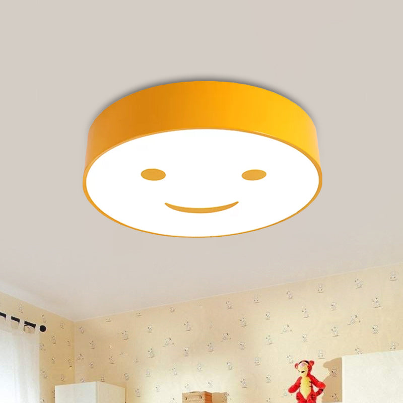 Plafonnier LED rond avec visage souriant pour enfants, en acrylique, rouge/jaune/bleu, proche du plafond, pour la maternelle