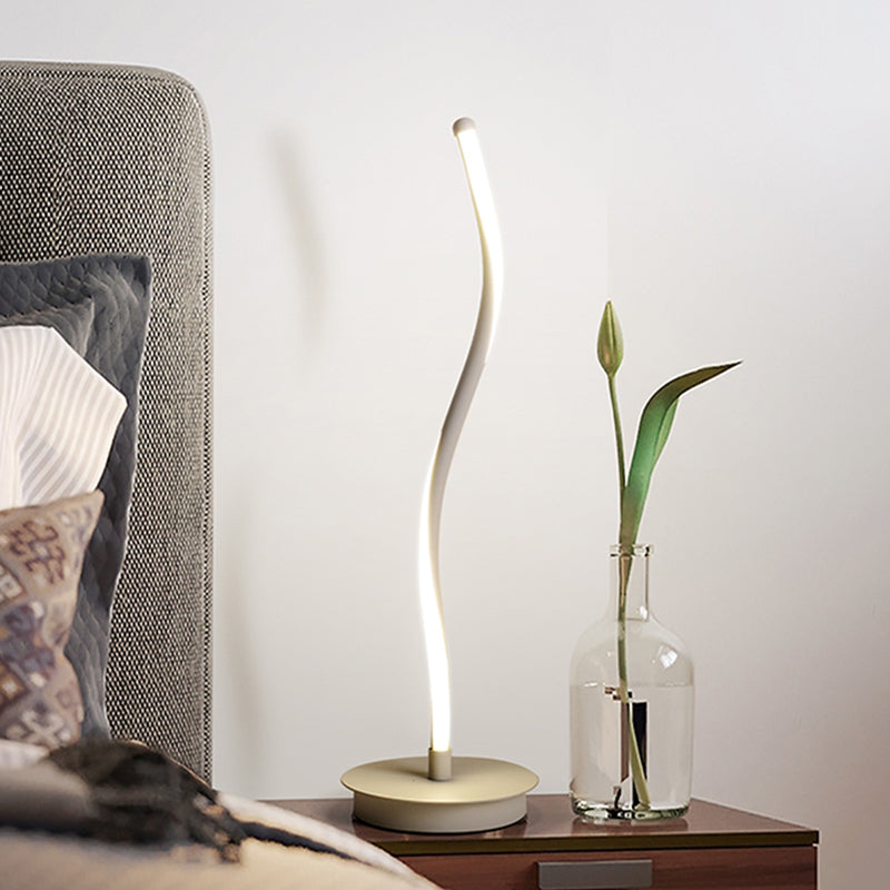 Éclairage de tâche LED noir / blanc en forme de ruban métallique avec piédestal rond