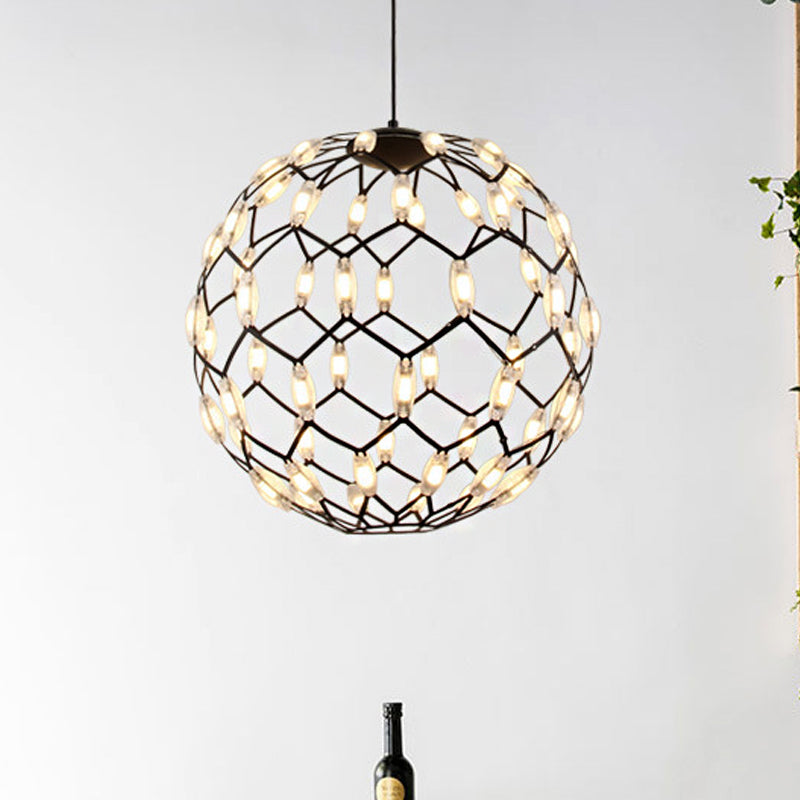 Design Hollow Metal Globe Chandelier LED contemporain lampe de suspension en noir / blanc