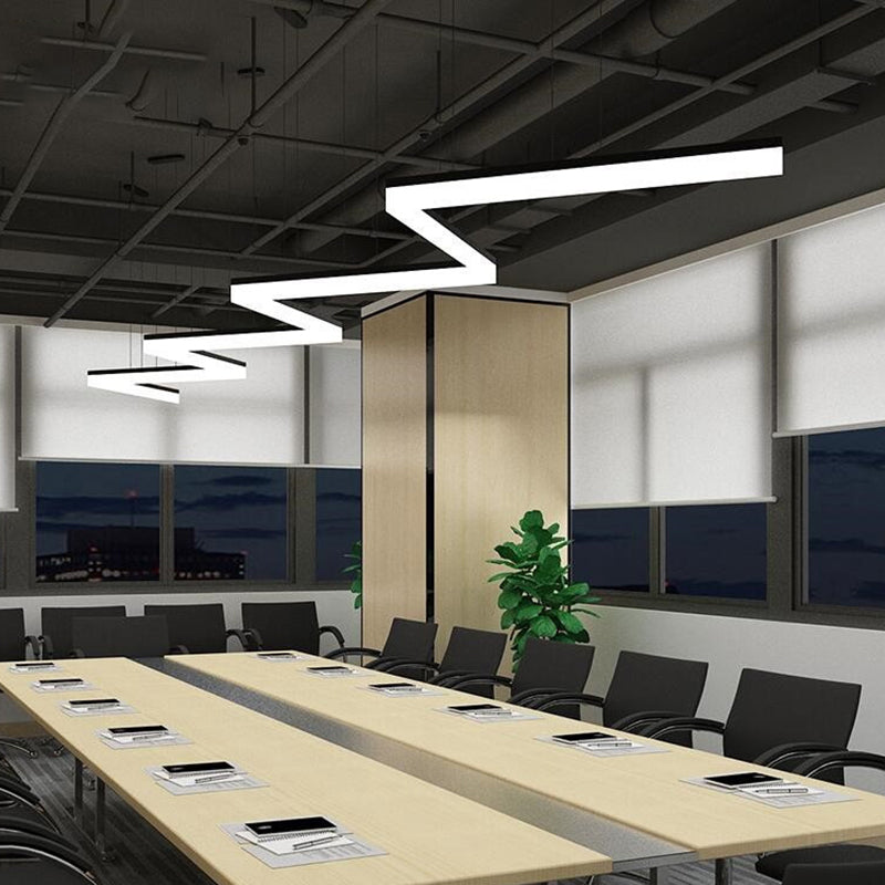 Schwarze ultradünne lineare Deckenlampe Einfach 23,5 "/35,5"/47 "breites LED -Acrylhängeanhänger für Büro