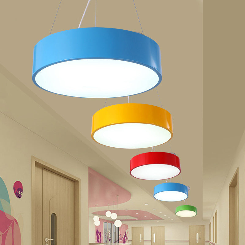 Macaron trommelvormige hanglamp metaal kinderschool led hangende verlichtingsarmatuur in rood/geel/groen, 16 "/19.5" dia