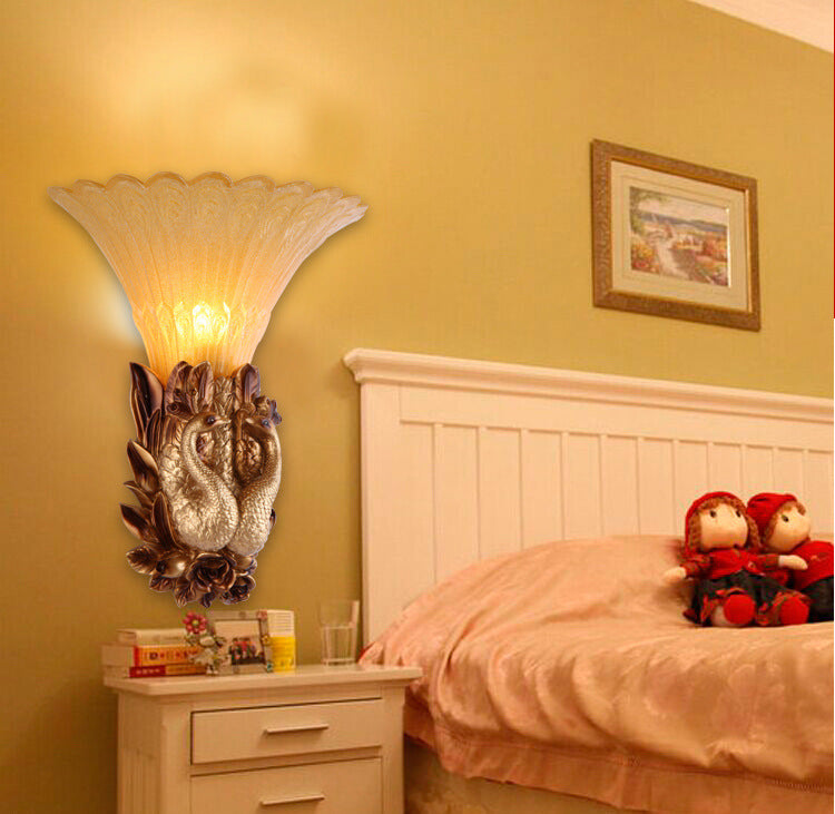 Camera da letto di pavone Doconce Sconce Light Resina vintage Apparecchiatura da parete a parete con testa singola con tonalità di vetro ambra a coste
