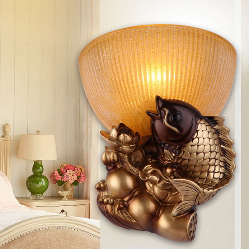 Tazón lámpara de pared de la cama estilo rústico vidrio ámbar 1 cabeza de oro Idea de iluminación de pared con pescado y decoración de loto
