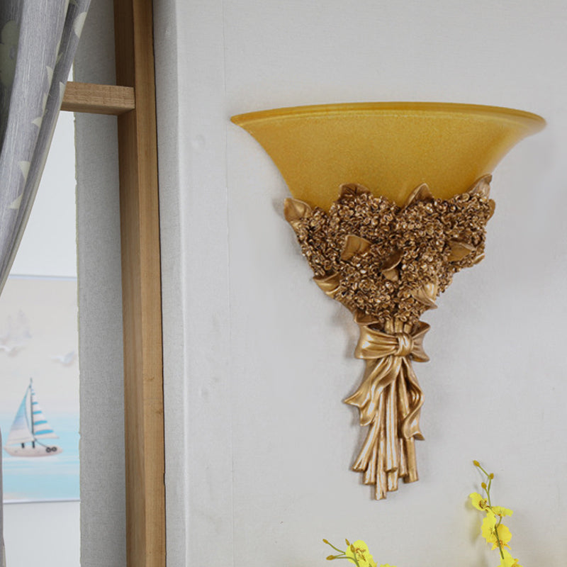 Wandleuchte im Vintage-Stil, breite Glocke, 1 Licht, Bernstein/Milchglas, Blumenstrauß-Wandleuchte in Gold/Mehrfarbig