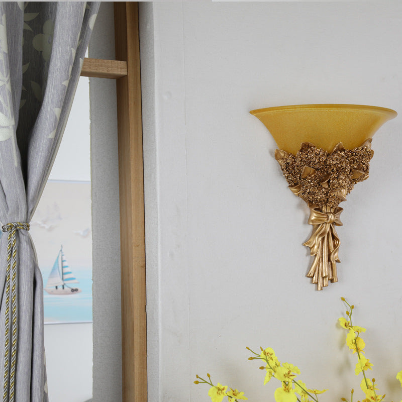 Wandleuchte im Vintage-Stil, breite Glocke, 1 Licht, Bernstein/Milchglas, Blumenstrauß-Wandleuchte in Gold/Mehrfarbig