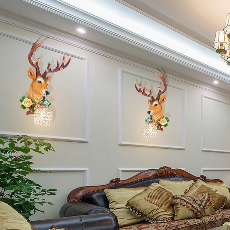 Acconciatura rurale per la testa di alce 1 illuminazione montata a parete in resina in bianco/legno con arredamento floreale e tonalità di cristallo globo, sinistra/destra