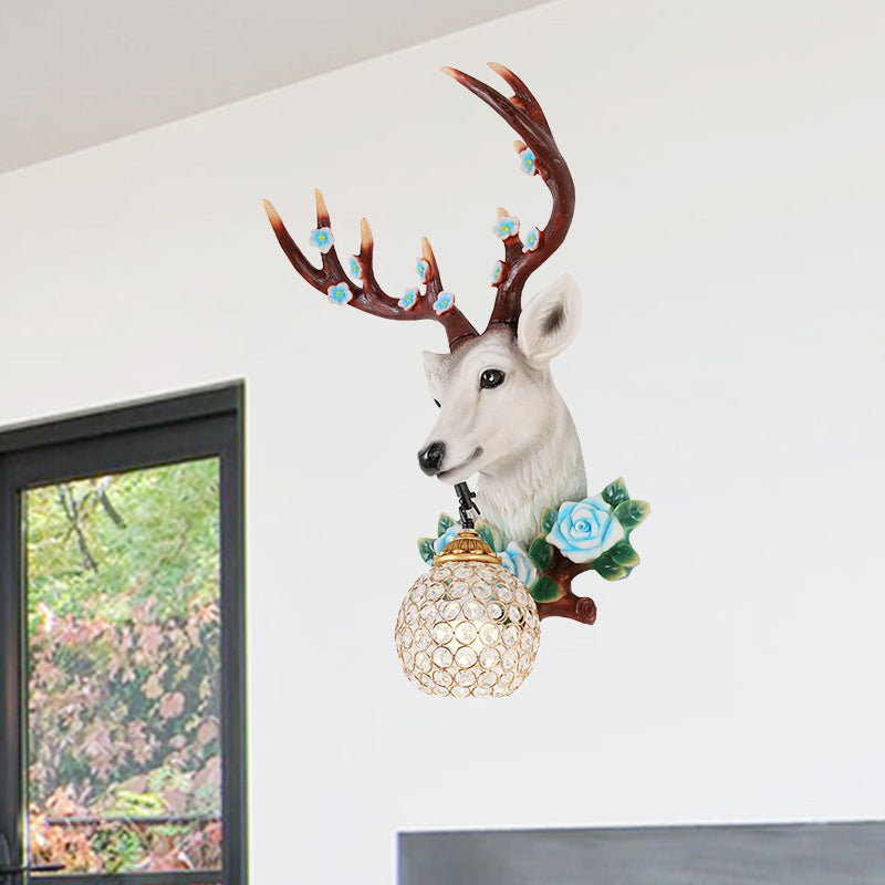 Acconciatura rurale per la testa di alce 1 illuminazione montata a parete in resina in bianco/legno con arredamento floreale e tonalità di cristallo globo, sinistra/destra