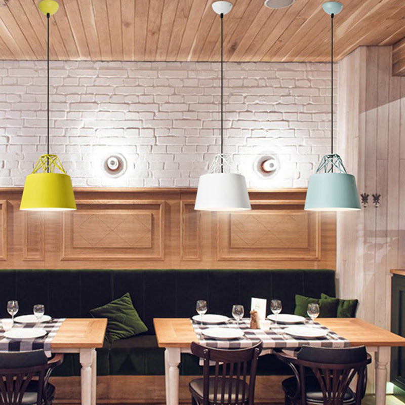 Makkaron 1 Glühbirnen -Drop -Anhänger weiß/rosa/blau konisch hängende Lampenvorrichtung mit Aluminiumschatten und Drahtdeckel