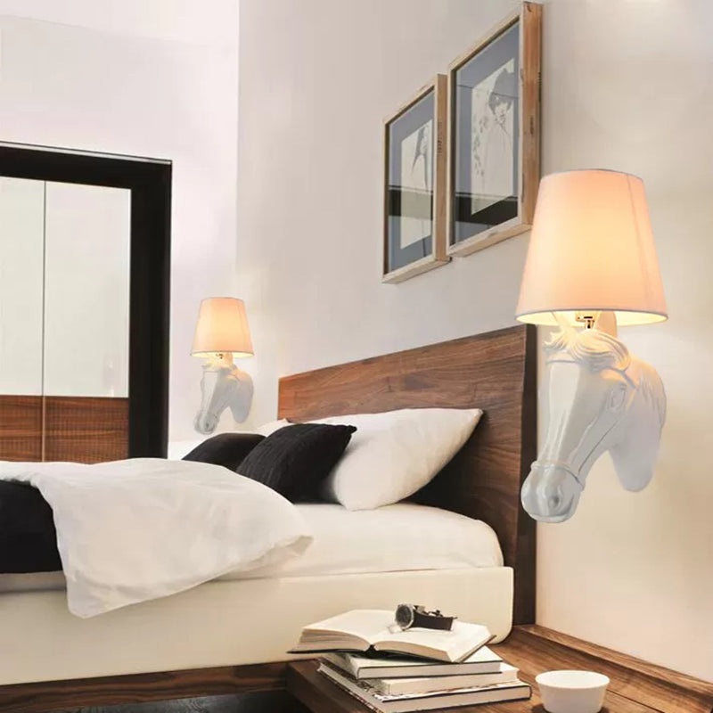 1 tête de cheval Horse Light avec une teinte de seau lampe murale en résine rustique en blanc pour le chevet