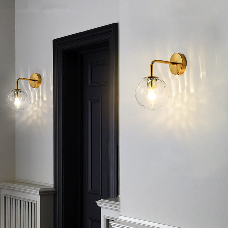 Kogelvormige wandlamp Minimalistisch heldere kabbelende glas 1-licht slaapkamer muur gemonteerde verlichting met gebogen arm in zwart/goud
