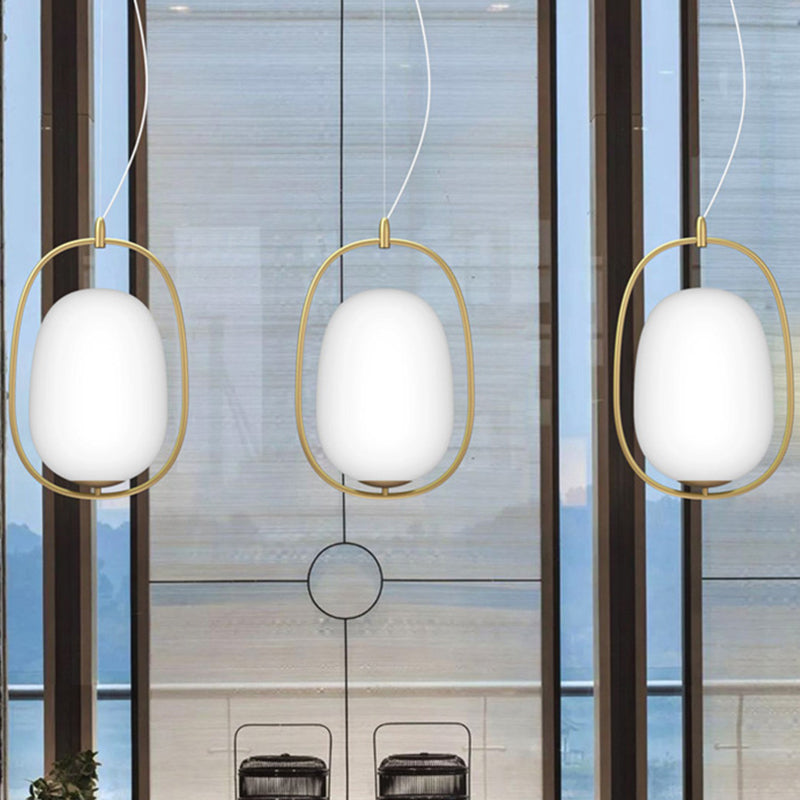 Postmodern enkel plafond hang licht gouden coconvormige hanglamp met frame en witte glazen schaduw, warm/wit/3 kleurlicht