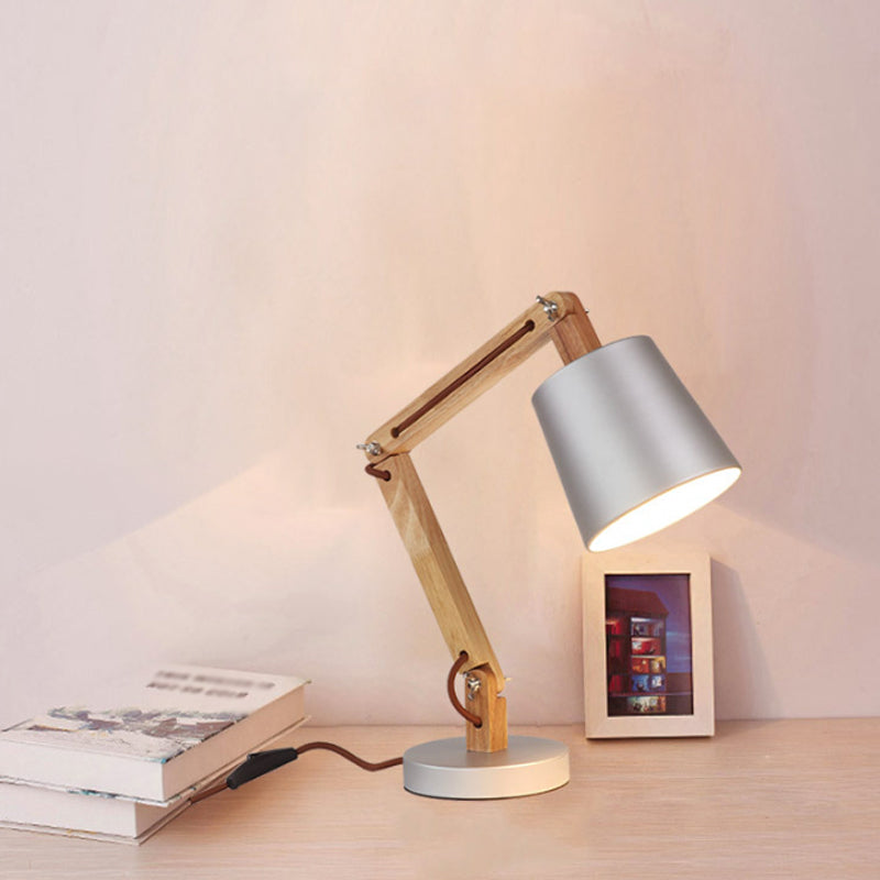 Lampada da scrivania moderna con paralume a secchiello in argento, lampada da lettura moderna in metallo a 1 luce con braccio oscillante in legno