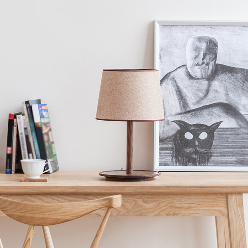 Lampe à ombre effilée lampe nordique tissu 1-Light Beige / Nightstand brun foncé Lumière avec base en bois