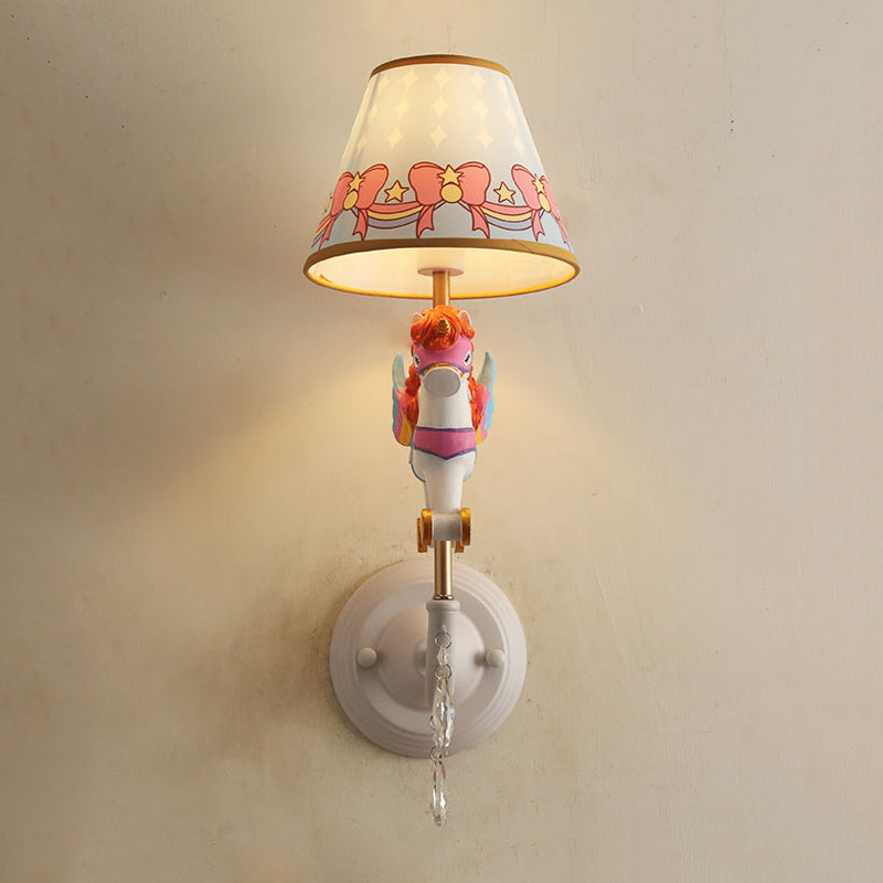 Cartoon kegel wandlamp met een eenhoorndecoratie 1 hoofdhars sconce licht in geel en blauw/geel en roze/geel en rood/geel en wit voor meisjes slaapkamer