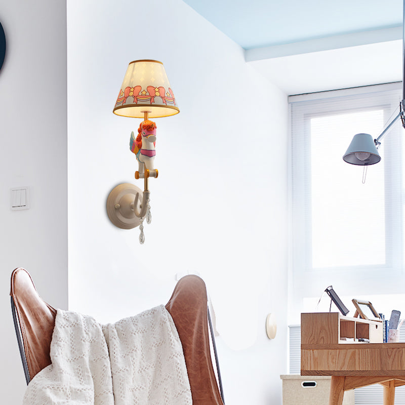 Cartoon kegel wandlamp met een eenhoorndecoratie 1 hoofdhars sconce licht in geel en blauw/geel en roze/geel en rood/geel en wit voor meisjes slaapkamer