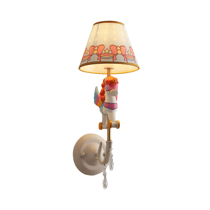 Cartoon kegel wandlamp met een eenhoorndecoratie 1 hoofdhars sconce licht in geel en blauw/geel en roze/geel en rood/geel en wit voor meisjes slaapkamer