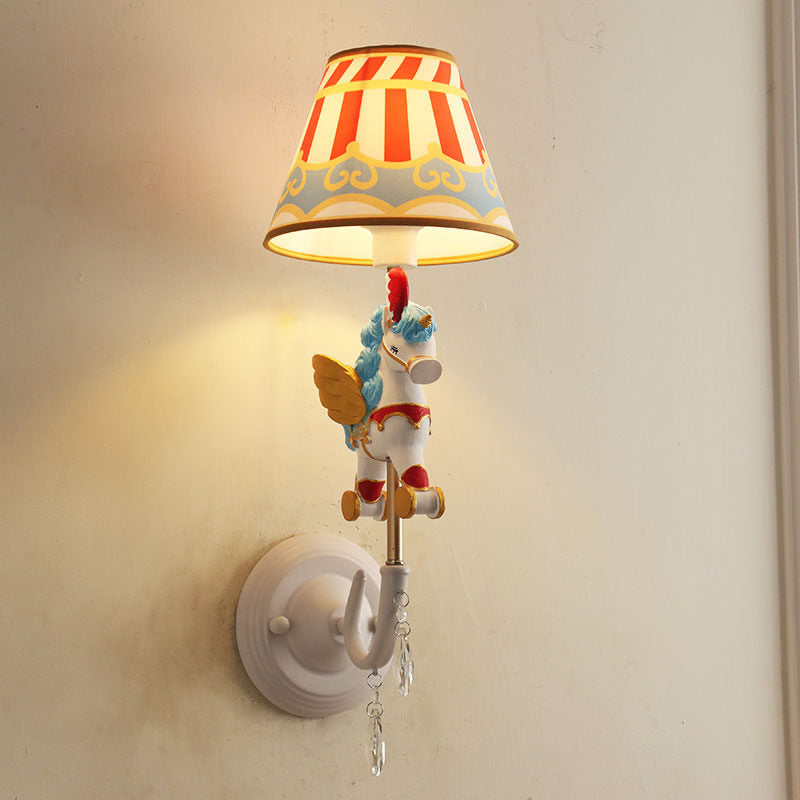 Cartoon kegel wandlamp met een eenhoorndecoratie 1 hoofdhars sconce licht in geel en blauw/geel en roze/geel en rood/geel en wit voor meisjes slaapkamer