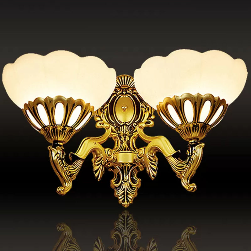 Montaggio murale lattente di vetro lattiginoso Antique a 2 teste Idee di illuminazione a parete in bronzo