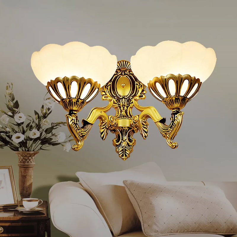 Montaggio murale lattente di vetro lattiginoso Antique a 2 teste Idee di illuminazione a parete in bronzo