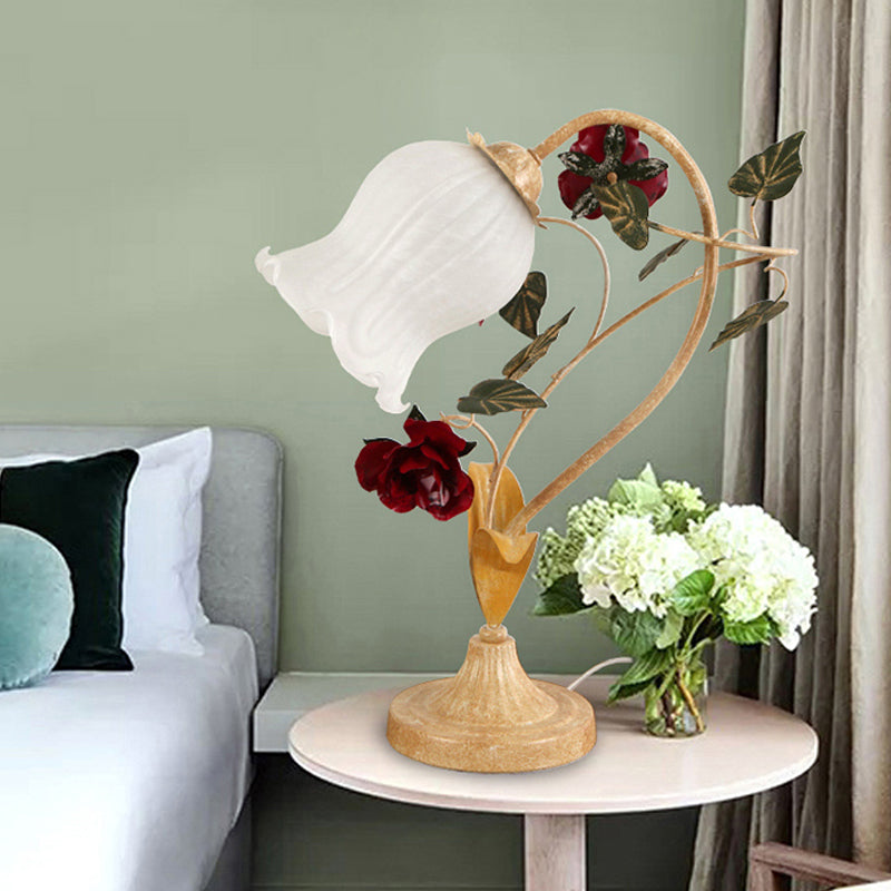 Lámpara de mesa de vidrio lácteo de 1 bulbo de luz nocturna con esmerilización floral con esmerilizado con brazo arqueado en azul/beige