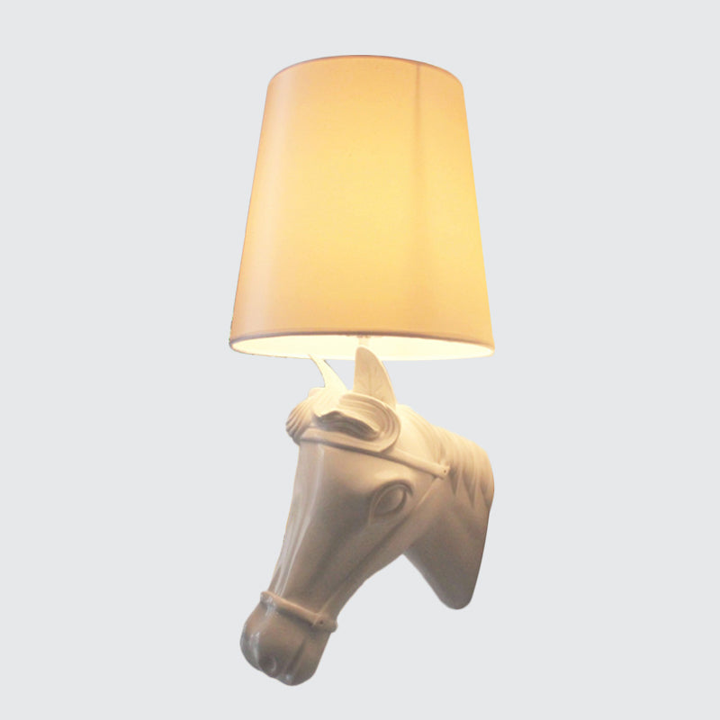 Resin Horse Head Wall Lampe Artistal 1-Bulb noir / blanc / rouge Murce Light avec une nuance de tissu conique pour le salon