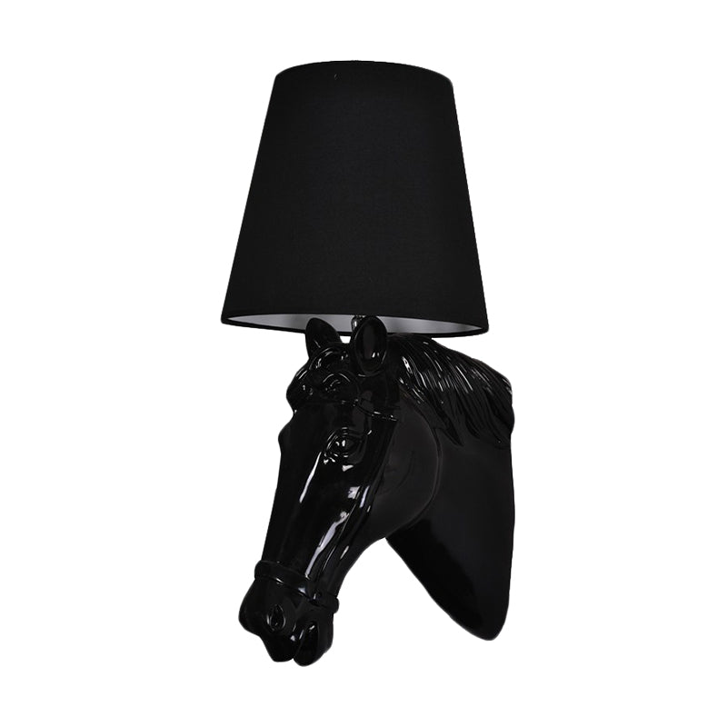 Resin Horse Head Wall Lampe Artistal 1-Bulb noir / blanc / rouge Murce Light avec une nuance de tissu conique pour le salon