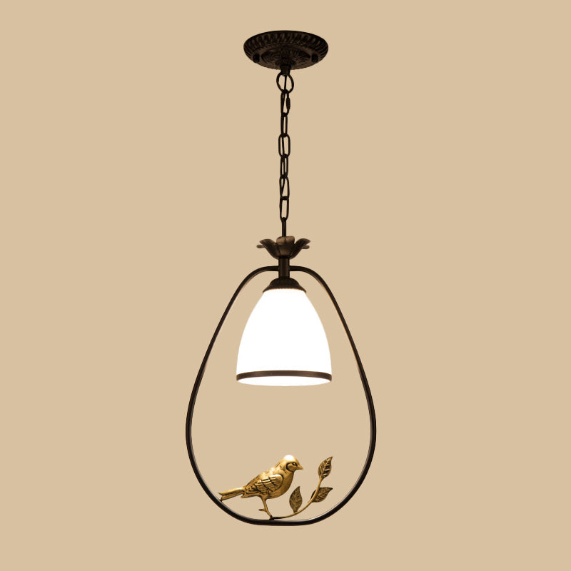 Rustiek ovaal/ronde slinger licht 1 lamp metalen hanglamp in zwart met bel witte glazen schaduw en vogeldecoratie