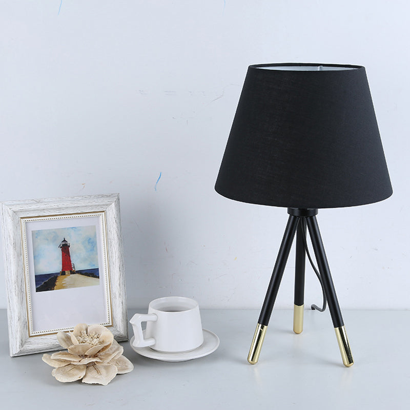 Empire Shade Tripod Night Lamp de estilo nórdico Fabrica Single Black/White Table Light
