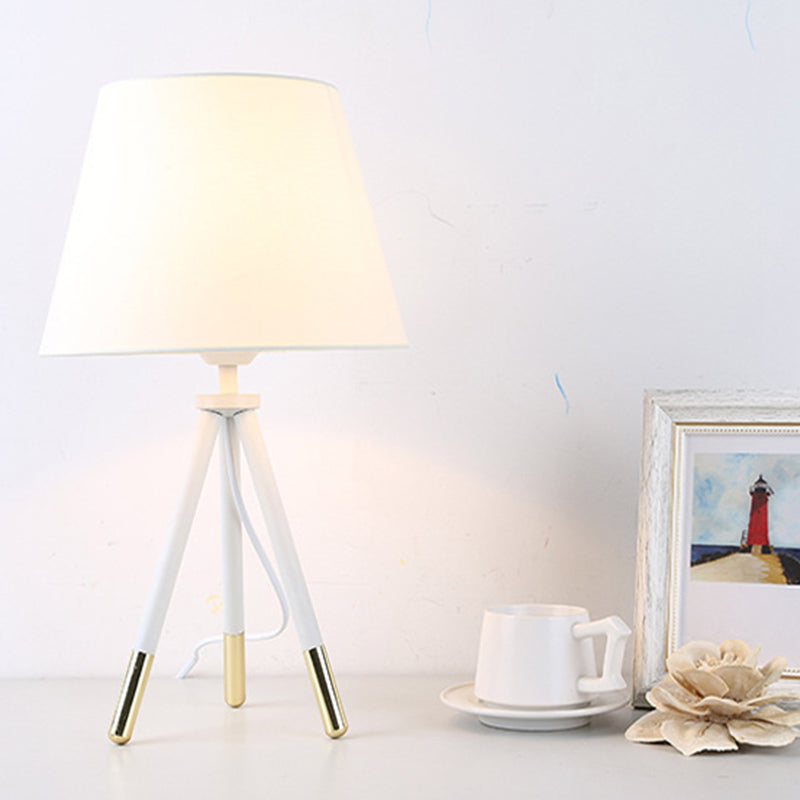 Empire Shade Tripod Night Lamp de estilo nórdico Fabrica Single Black/White Table Light