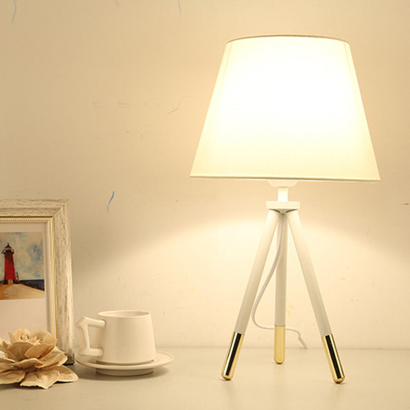 Empire Shade Tripod Night Lamp de estilo nórdico Fabrica Single Black/White Table Light