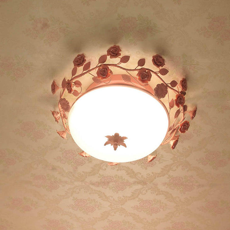 Pastoral Style Dome Flush Plafond Licht 1 Licht Mat Wit Glas Flush Mount Lamp met bloem Deco in Roze