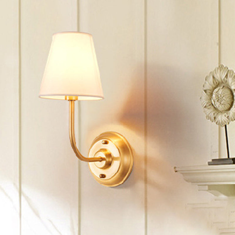 Lámpara de pared de pared de una sola bombilla Luz de pared de la sala de estar minimalista con sombra de tela cónica en oro