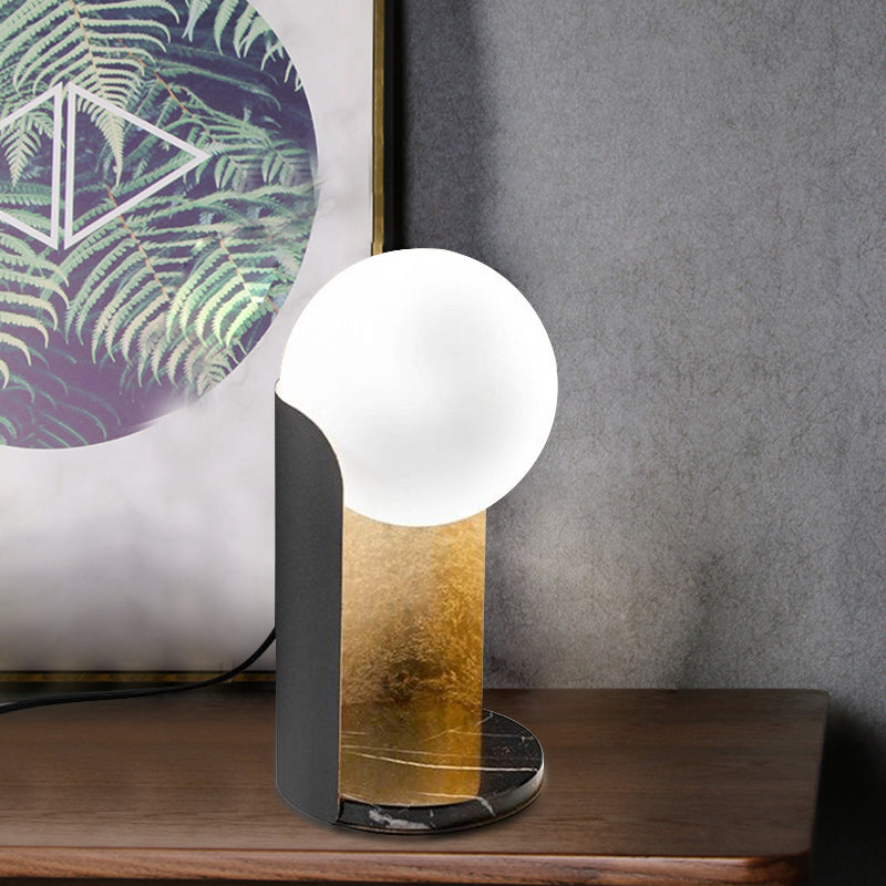 Sombra de bola de diseño Noche de vidrio blanco 1 lámpara de mesa de dormitorio de bombilla con soporte curvo en negro y dorado
