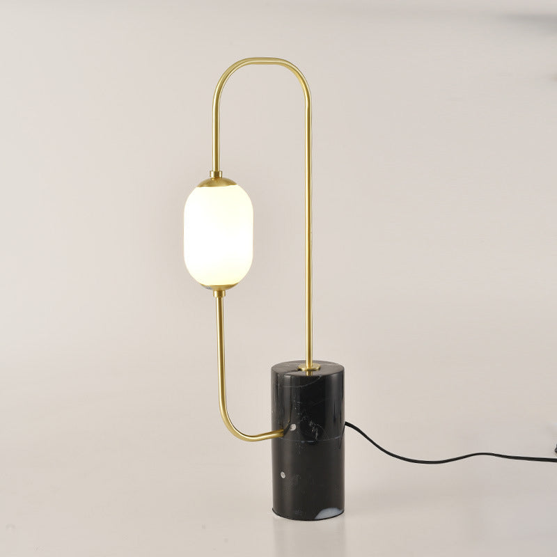 Lampada da tavolo Circuit Nightstand Light Designer in marmo a 1 luce nera e ottone con paralume ovale in vetro lattimo