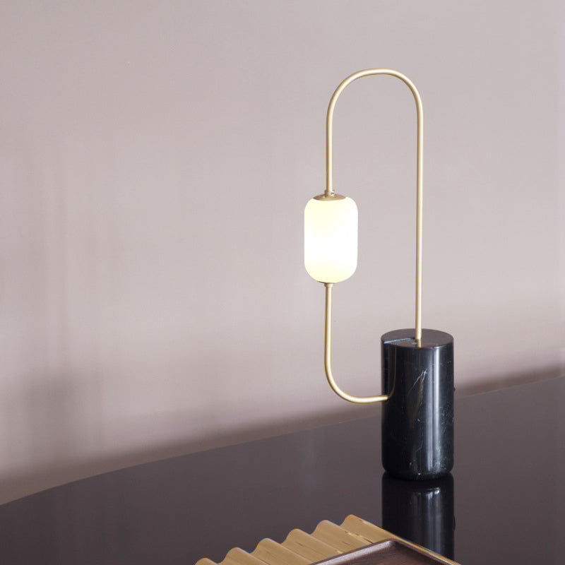 Lampada da tavolo Circuit Nightstand Light Designer in marmo a 1 luce nera e ottone con paralume ovale in vetro lattimo