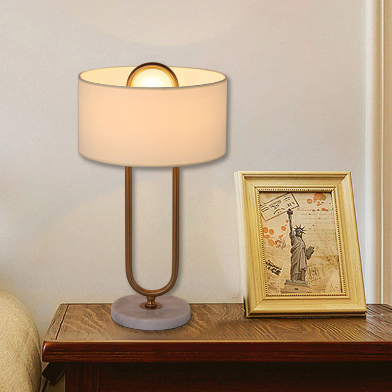Lampada da comodino a tamburo bianco Lampada da comodino in tessuto minimalista a 1 lampadina con supporto ovale in ottone