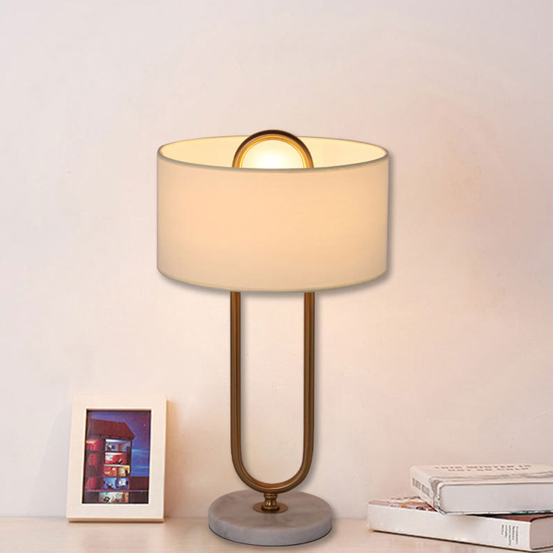Lampada da comodino a tamburo bianco Lampada da comodino in tessuto minimalista a 1 lampadina con supporto ovale in ottone