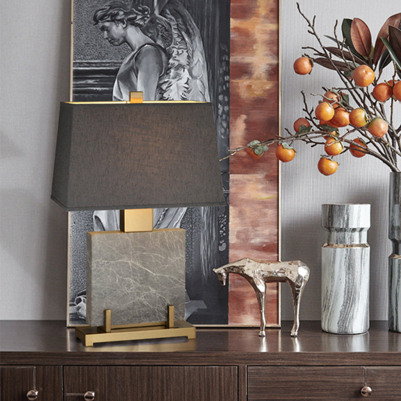 Table de nuit trapézoïde gris moderne 1 lampe de table de nuit en tissu clair avec support en marbre carré