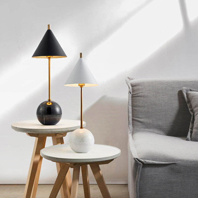 Globe Nightstand Light Nordic Marble 1-Light Black / White and Brass Table Lampe avec ombre de cône