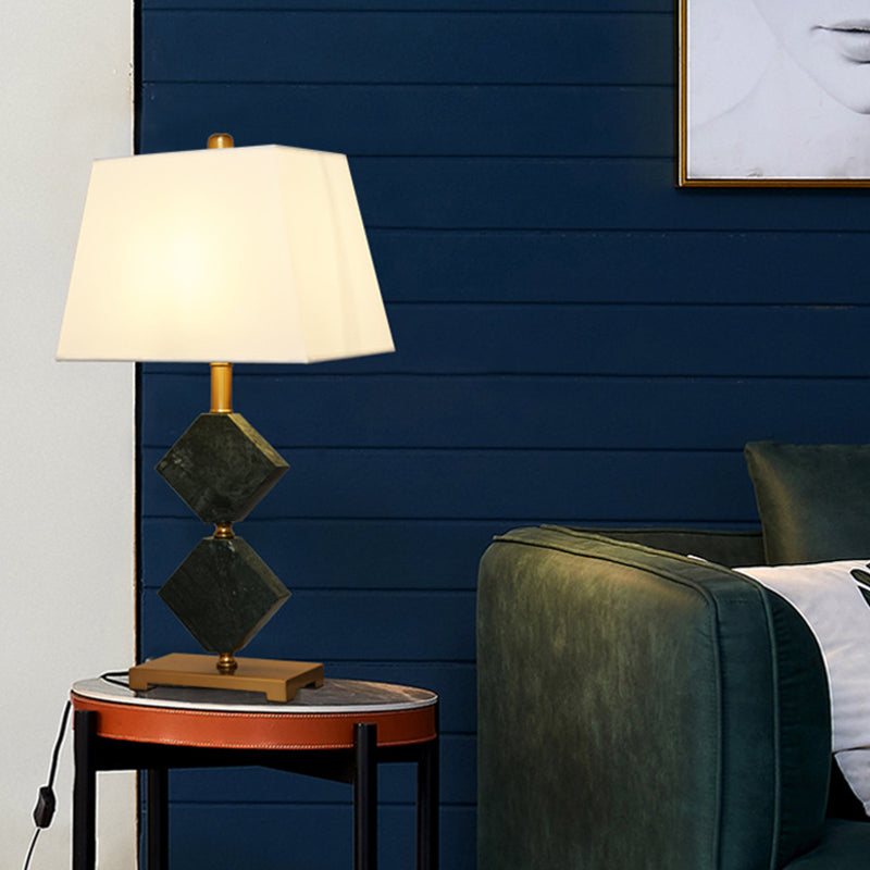 Mesa de estar de trapezoide tela ligera de parada de noche moderna con decoración de mármol de rombo en negro