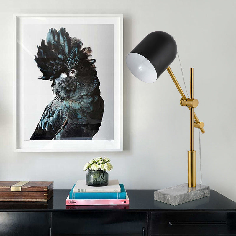 Lámpara de diseño de luz de escritorio X de brazo ajustable 1 lámpara de tareas de latón y negro con sombra de cloche