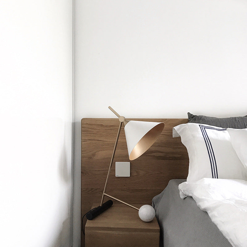 Cono de color blanco y latón luz Postmodern 1 cabezal de metal lámpara de mesa de 2 etapas para dormitorio