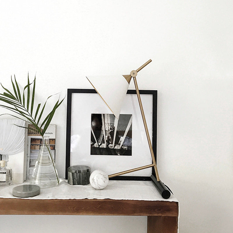 Cono de color blanco y latón luz Postmodern 1 cabezal de metal lámpara de mesa de 2 etapas para dormitorio