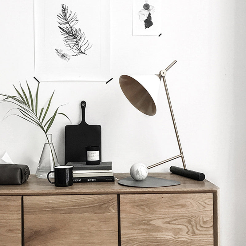 Cono de color blanco y latón luz Postmodern 1 cabezal de metal lámpara de mesa de 2 etapas para dormitorio