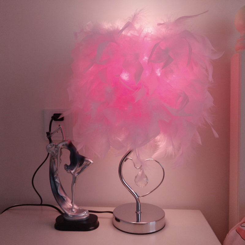 Lampada da tavolo nordica a forma di cuore amoroso con piume, 1 lampadina, lampada da tavolo decorata in cristallo in rosso/blu/bianco
