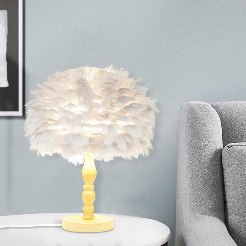 Luce tavolo da balauster in legno semplicità 1 lampadina notturna con tonalità di piuma a cupola in grigio/bianco