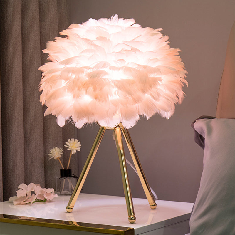 Lampada da comodino Bloom Lampada da tavolo singola bianca/rosa con piuma nordica con treppiede bianco/oro per camera da letto