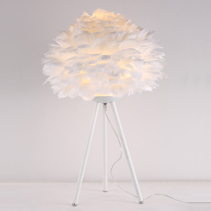 Lampada da comodino Bloom Lampada da tavolo singola bianca/rosa con piuma nordica con treppiede bianco/oro per camera da letto