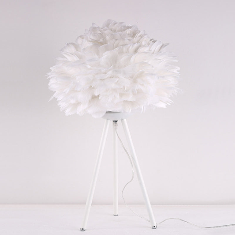 Lampada da comodino Bloom Lampada da tavolo singola bianca/rosa con piuma nordica con treppiede bianco/oro per camera da letto